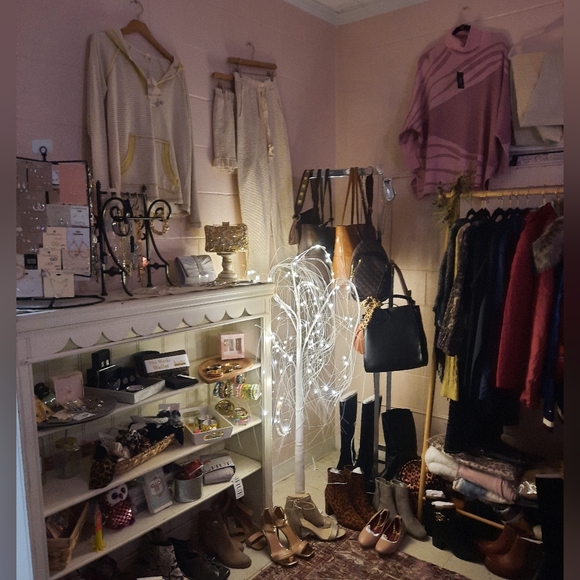 ❤️ Like this Listing To Be Notified for Live Shows Again Soon🥰💕 - Picture 5 of 8